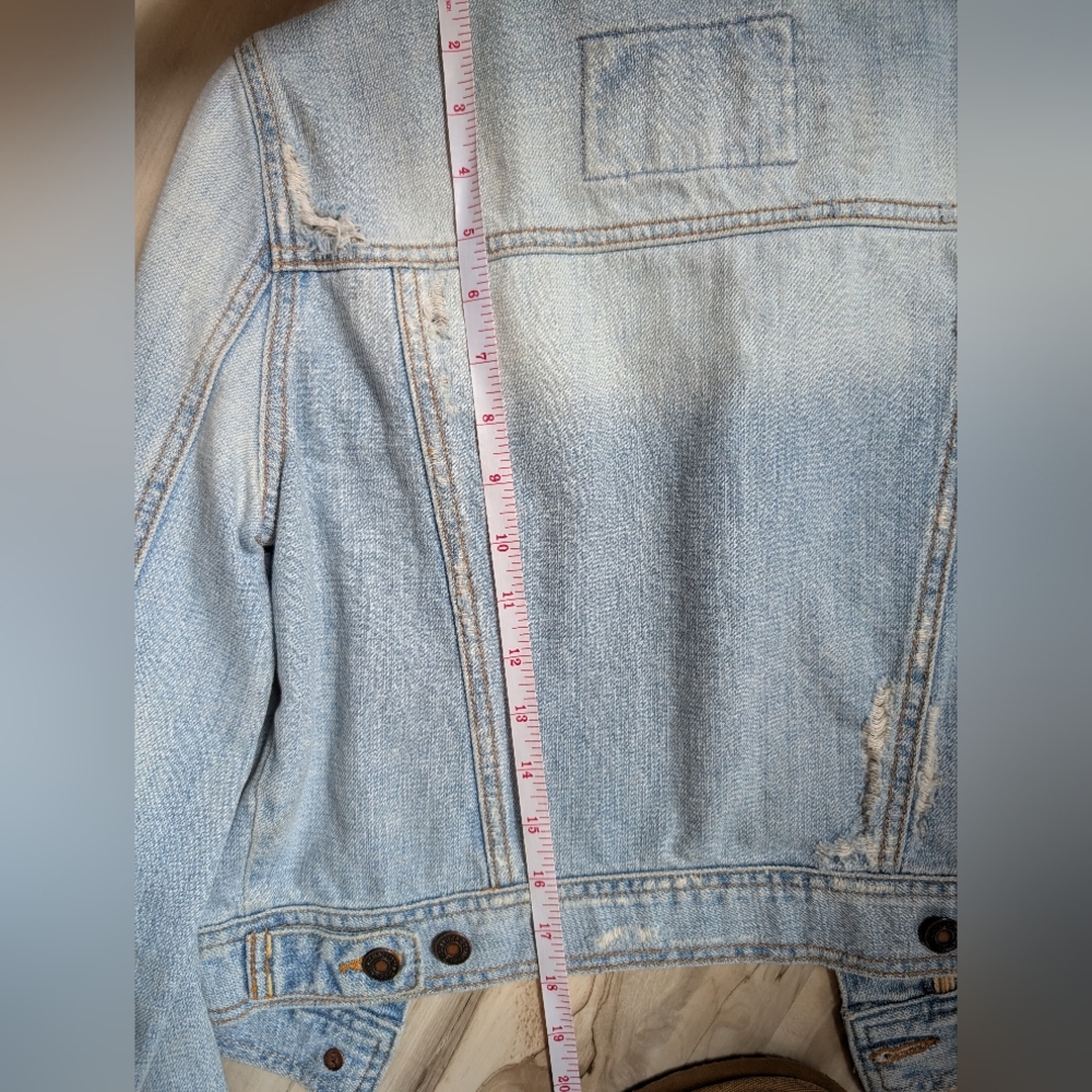 🧥 Hollister Lightwash Distressed Denim Trucker Jacket (like new) Sustainable - Picture 8 of 12